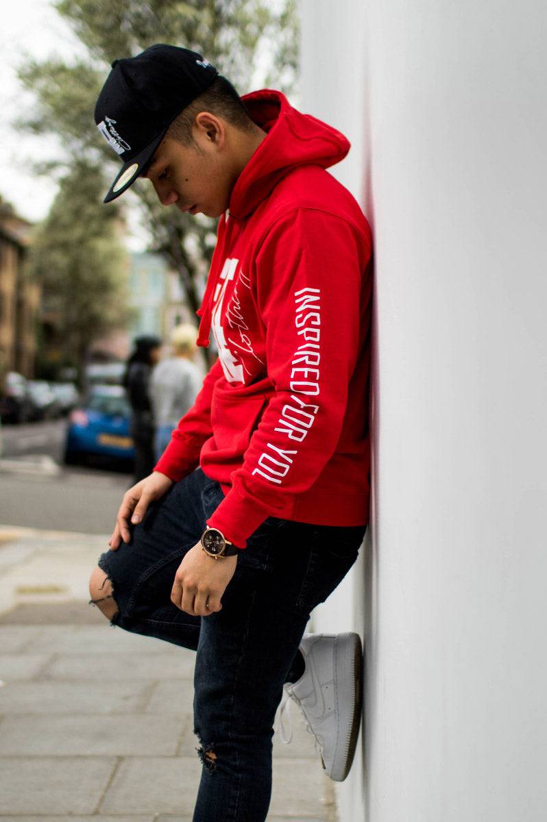 Red hoodie best sale men outfit